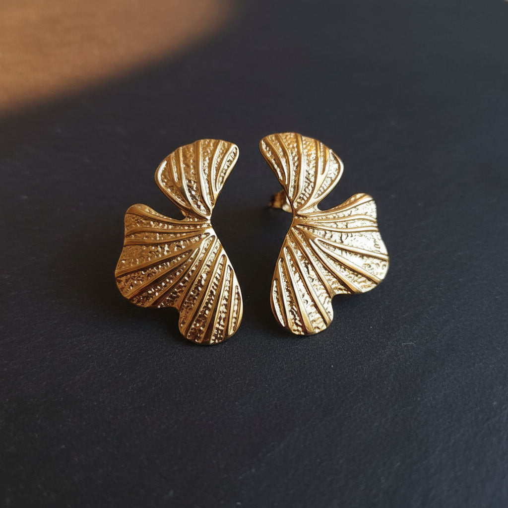 Goldfarbene Foglia Ohrringe aus Edelstahl mit strukturierter Blattform.
