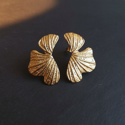 Goldfarbene Foglia Ohrringe aus Edelstahl mit strukturierter Blattform.