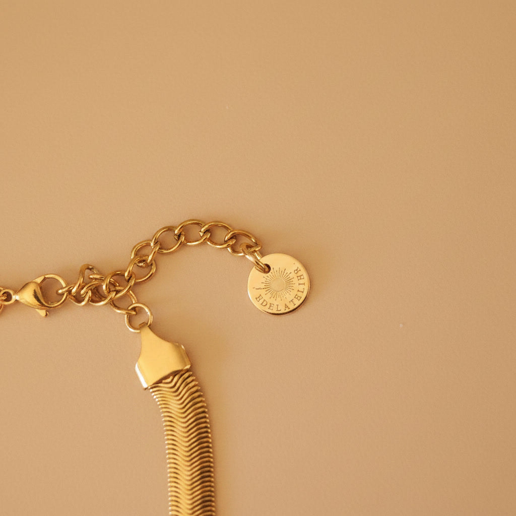 edelatelier-serena-halskette-logo-plaettchen-detail.jpg