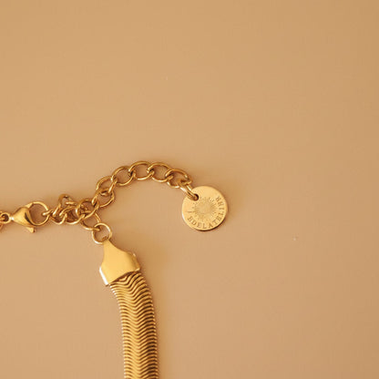 edelatelier-serena-halskette-logo-plaettchen-detail.jpg