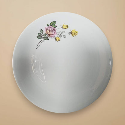 Weißer Vintage-Porzellanteller mit klassischem floralem Dekor aus einer rosa Rose und gelben Knospen, aus dem die Unikat-Ohrringe von EDELATELIER. gefertigt werden.