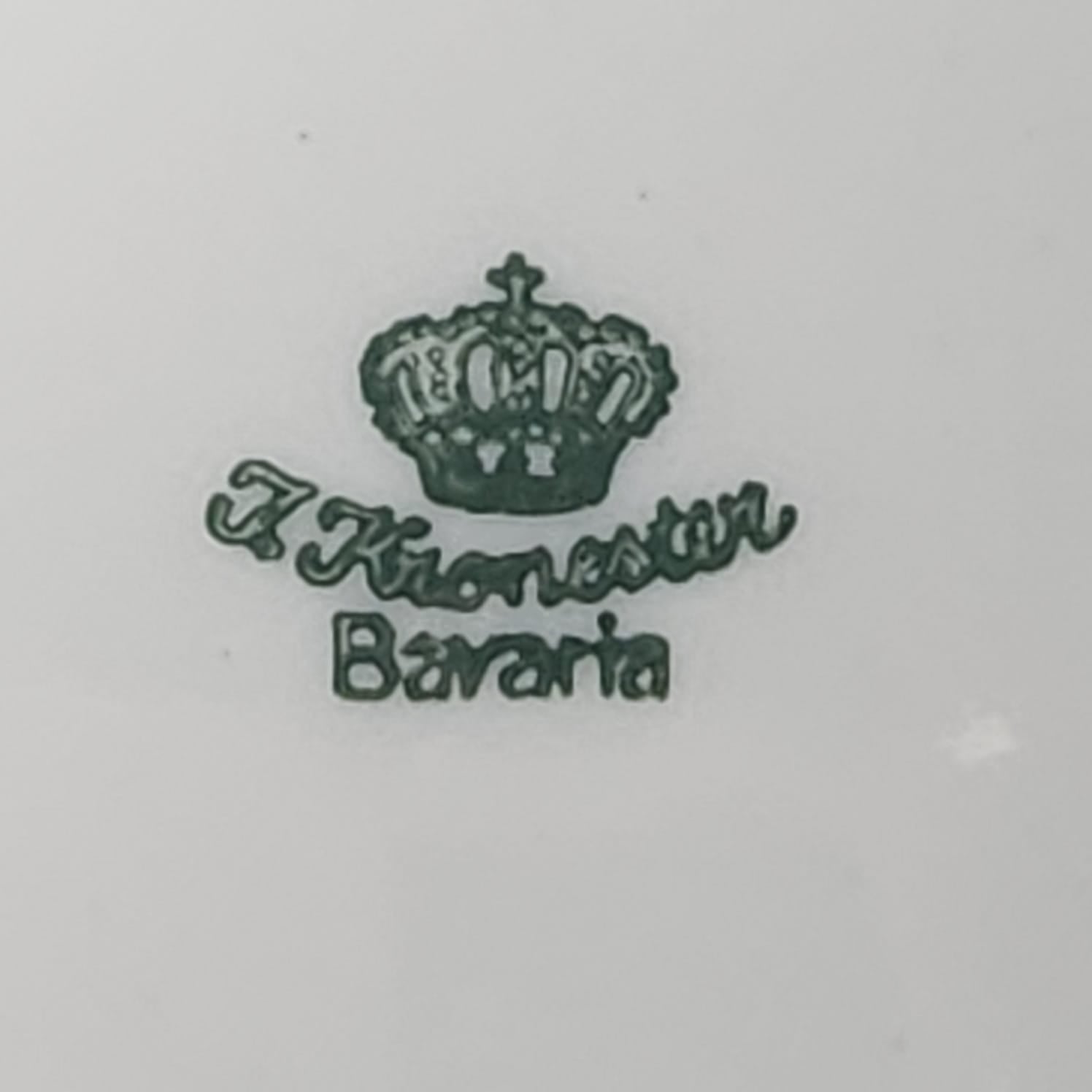 Nahaufnahme der grünen Vintage-Bodenmarke mit Krone und dem Schriftzug J Kronester Bavaria auf weißem Porzellan.
