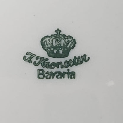 Nahaufnahme der grünen Vintage-Bodenmarke mit Krone und dem Schriftzug J Kronester Bavaria auf weißem Porzellan.