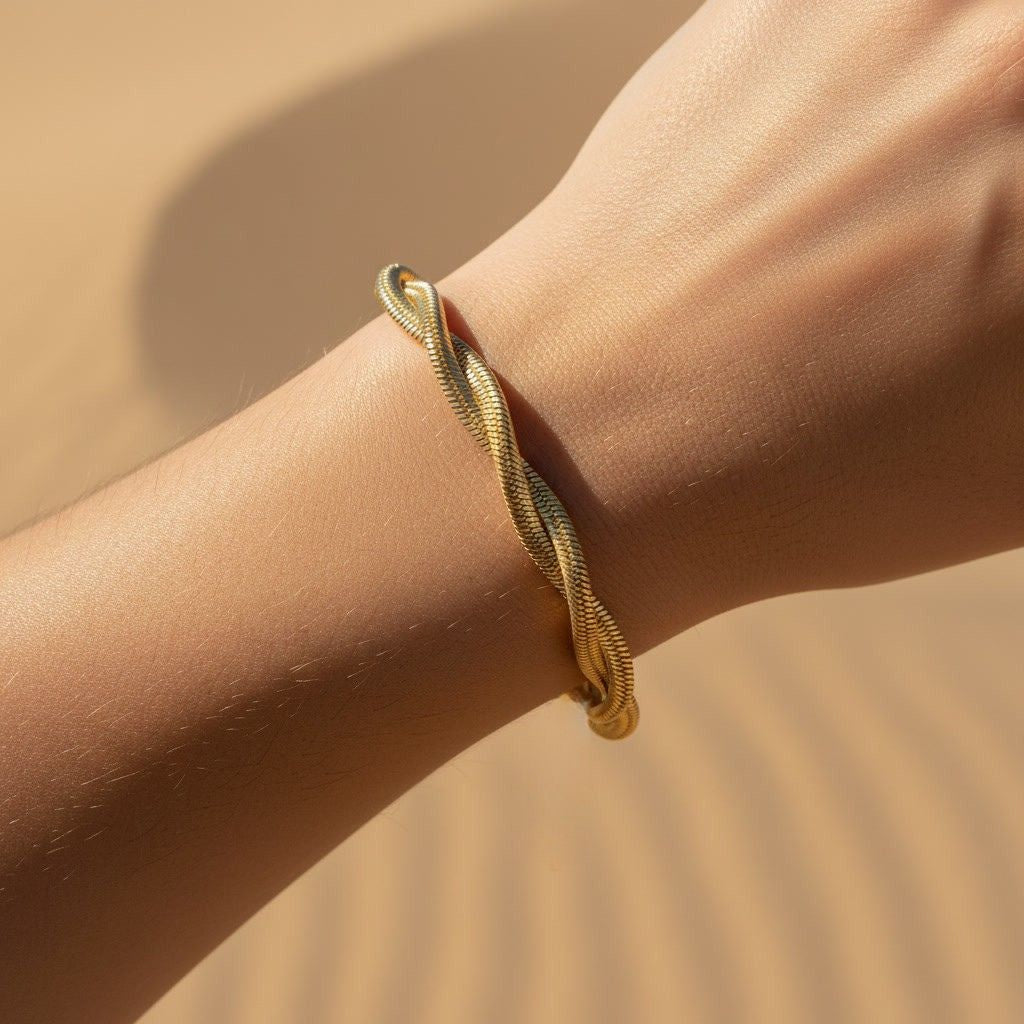Goldfarbenes Intreccia Armband getragen am Handgelenk.