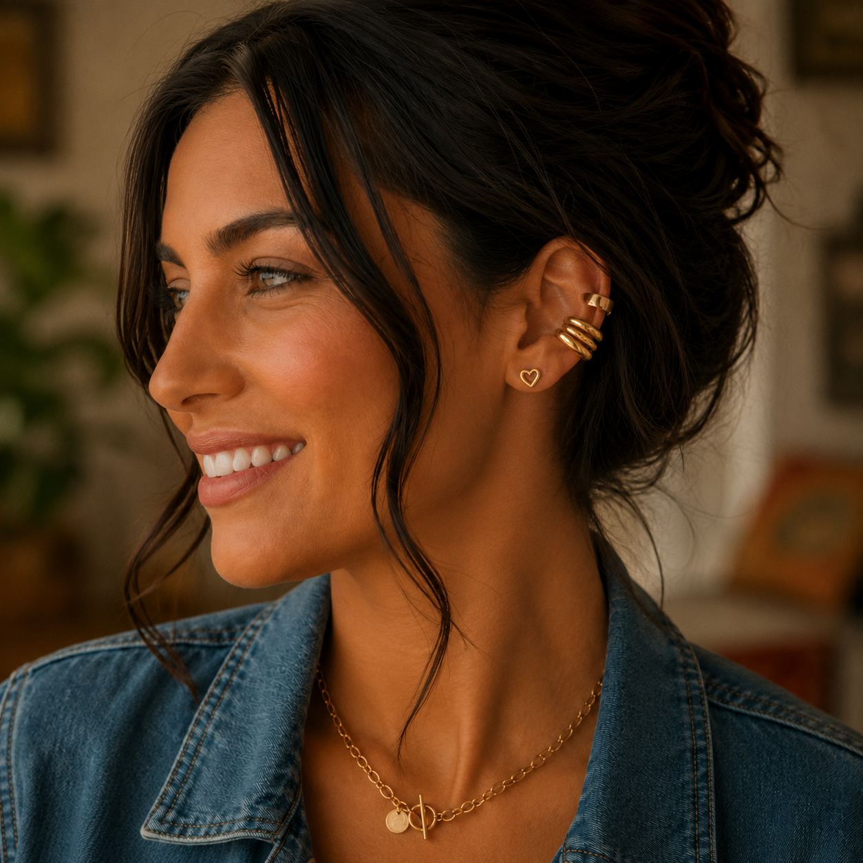 Model trägt den goldenen Intreccio Ear Cuff am Ohr.