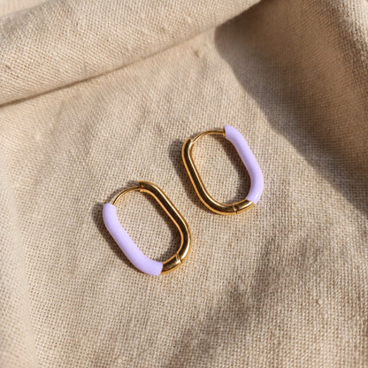 Lavanda Creolen Gold Lavendel in schräger Produktansicht mit glänzender Goldoberfläche und Lavendel-Akzent.