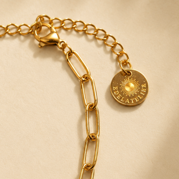 Detailaufnahme des Linea Armbands mit Karabiner, Verlängerungskette und EDELATELIER-Anhänger.