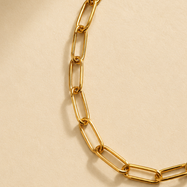 Nahaufnahme des goldfarbenen Linea Gliederarmbands mit länglichen Kettengliedern.
