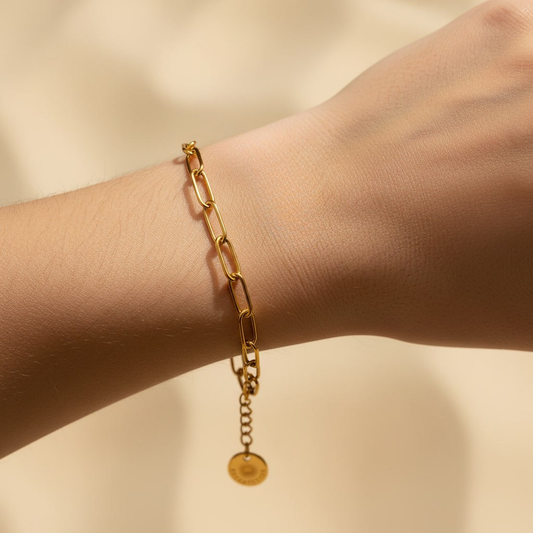 Linea Gliederarmband goldfarben aus Edelstahl am Handgelenk getragen.