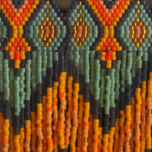 Nahaufnahme der fließenden Perlenfransen des Modells Luce di Bosco. Die Makro-Ansicht zeigt die feine Textur der handgereihten Miyuki Delica Perlen und verdeutlicht die authentische, ehrliche Handarbeit von EDELATELIER.