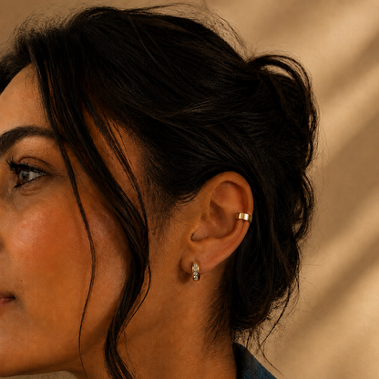 Luna Ear Cuff in Gold am Model kombiniert mit kleinem Ohrstecker.