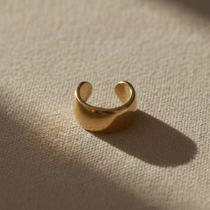 Luna Earcuff aus Edelstahl auf warmbeigen Leinenstoff. 