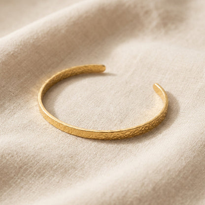 Martella Armreif gehämmert | 18 Karat vergoldet | ca. 17 cm