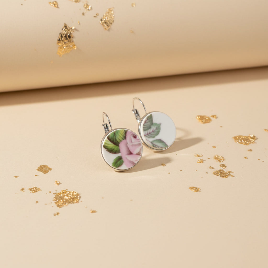Detailansicht der Memoria Porzellanohrringe mit goldfarbener Edelstahlfassung und floralem Schliff von EDELATELIER.