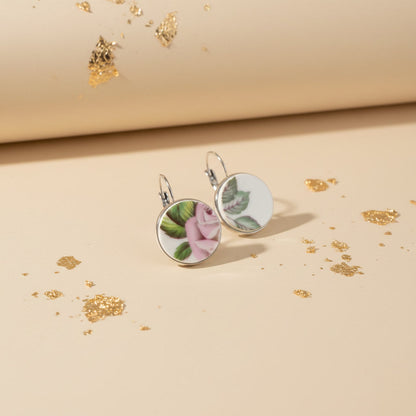 Detailansicht der Memoria Porzellanohrringe mit goldfarbener Edelstahlfassung und floralem Schliff von EDELATELIER.