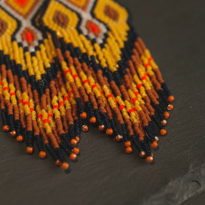 Nahaufnahme der fließenden Perlenfransen des Modells Ocra Nera von EDELATELIER. Die Makro-Ansicht zeigt die feine Textur der handgereihten Miyuki Delica Perlen und verdeutlicht die hochwertige, ehrliche Handarbeit, die jedes Paar zum Unikat macht.