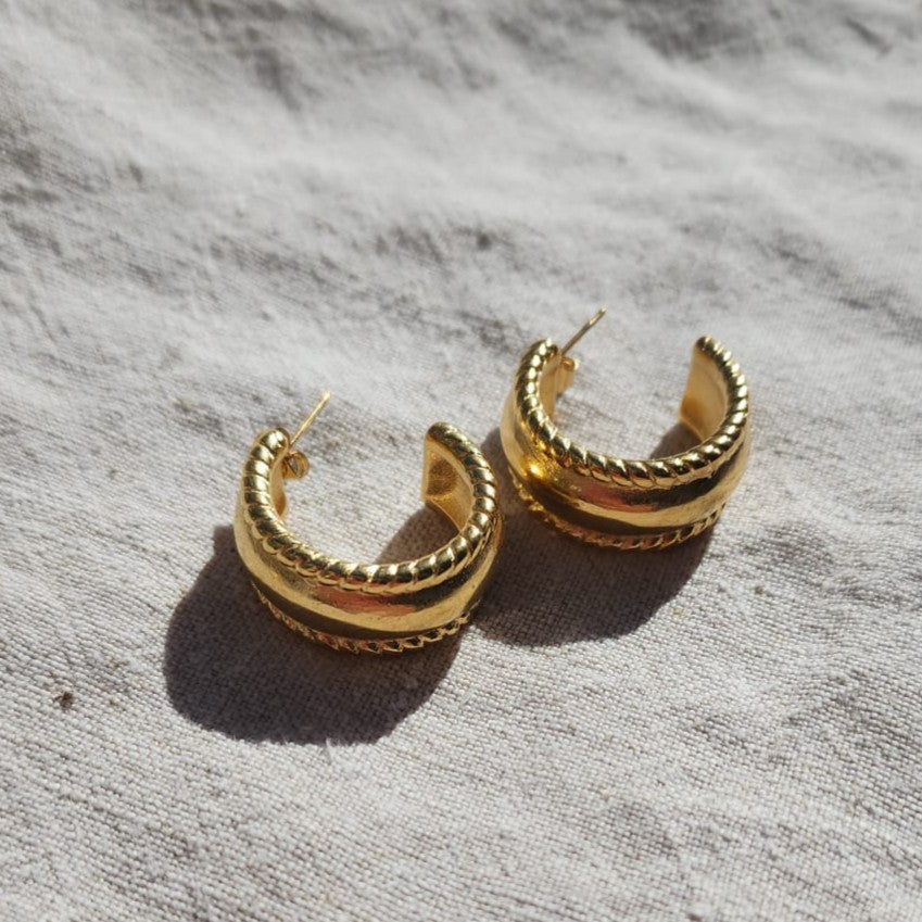Ornella goldfarbene Chunky Creolen aus 18K PVD-vergoldetem Edelstahl in seitlicher Produktansicht.