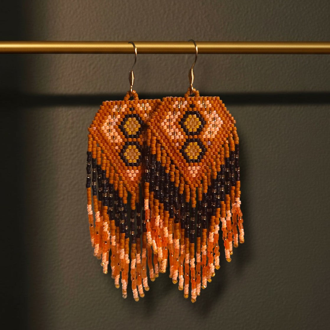 Handgewebte Miyuki Perlenohrringe Oro Bruno. in warmem Orange, Braun und Schwarz – edle Statement-Ohrringe von EDELATELIER.