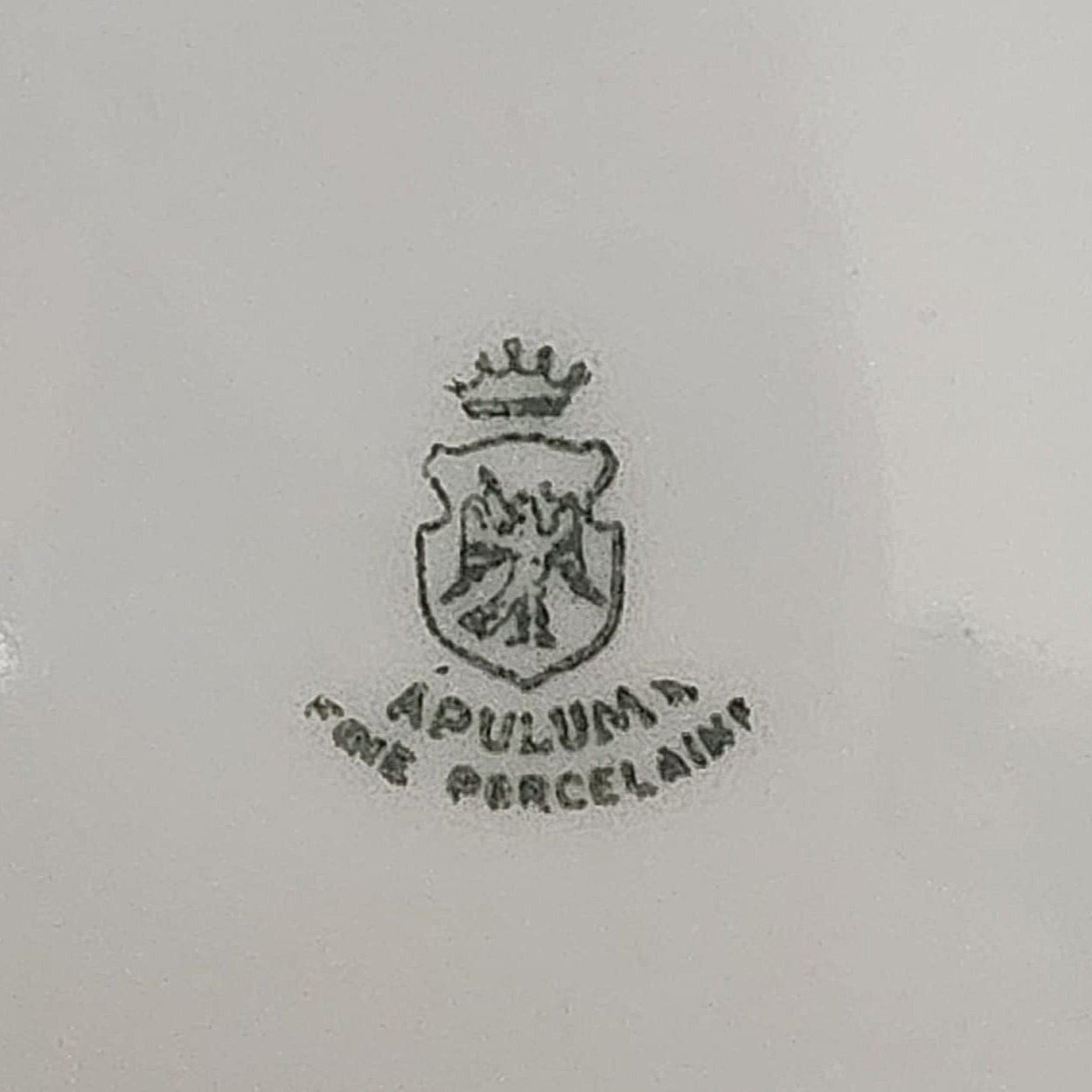 Detailaufnahme der authentischen Bodenmarke auf dem Porzellan zur Bestätigung der Echtheit und historischen Herkunft des Unikats.
