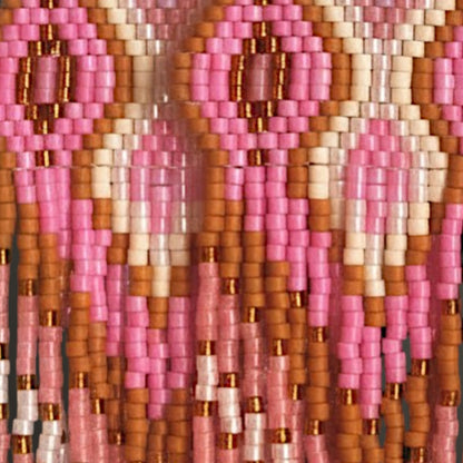 Detaillierte Makroaufnahme des handgewebten Rautenmusters der Ohrringe Rosa Antico von EDELATELIER. Die Komposition aus matten Miyuki-Perlen in Altrosa und warmen Goldtönen zeigt die hochwertige Handwerkskunst und die filigrane Struktur des geometrischen Designs.