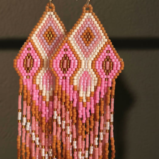 Detaillierte Makroaufnahme des handgewebten Rautenmusters der Ohrringe Rosa Antico von EDELATELIER. Die Komposition aus matten Miyuki-Perlen in Altrosa und warmen Goldtönen zeigt die hochwertige Handwerkskunst und die filigrane Struktur des geometrischen Designs.