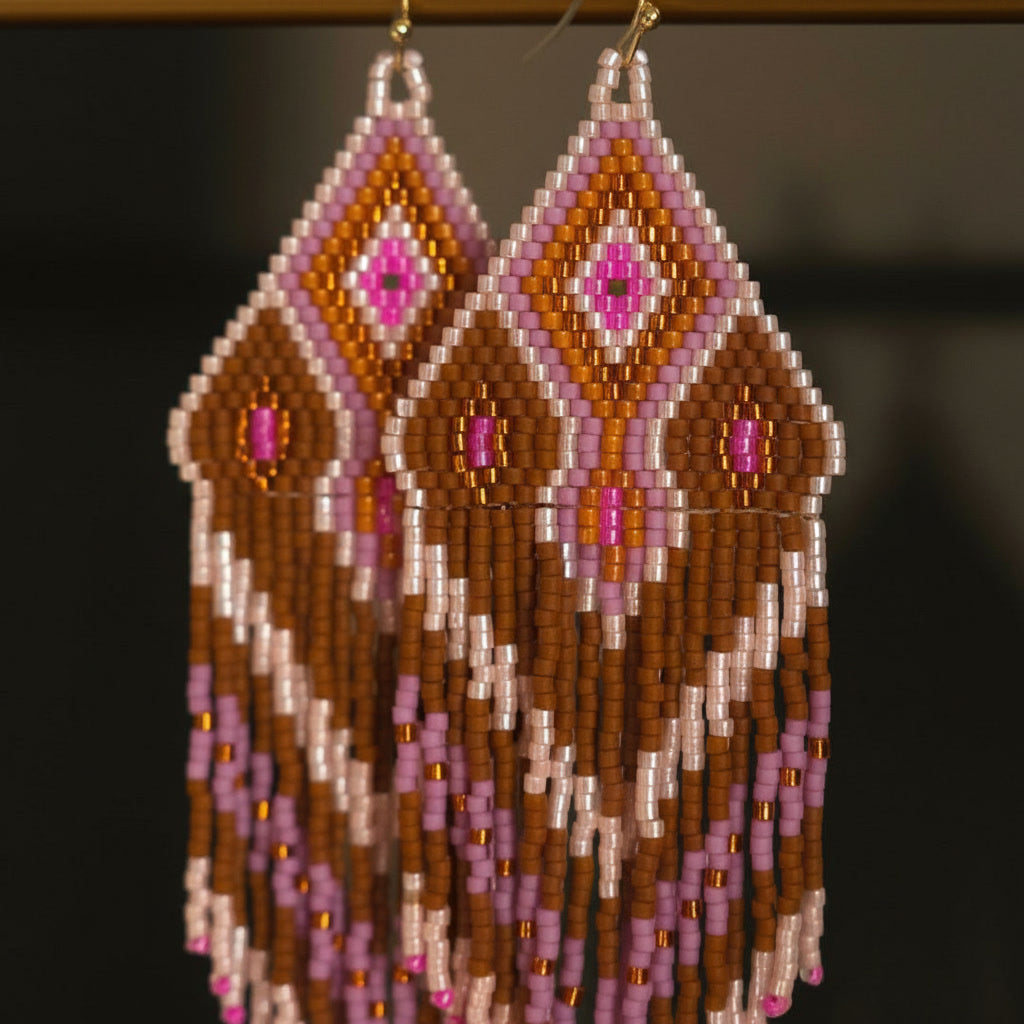Detaillierte Makroaufnahme des handgewebten Rautenmusters der Statement-Ohrringe Rosa Canella von EDELATELIER. Die Komposition aus matten Miyuki-Perlen in sanftem Rosé, warmem Braun und goldenen Akzenten zeigt die hochwertige Handwerkskunst und die feine Struktur des Webmusters.