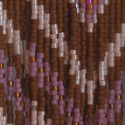 Nahaufnahme der fließenden Perlenfransen des Modells Rosa Canella. Die Makro-Ansicht zeigt die feine Textur und den weichen Fall der handgereihten Miyuki Delica Perlen in Rosé- und Zimttönen. Ein authentischer Einblick in die filigrane und ehrliche Handarbeit von EDELATELIER.