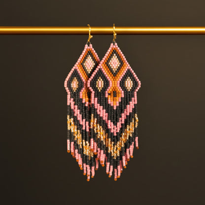 Handgefertigte Statement-Ohrringe mit geometrischem Perlenmuster aus japanischen Miyuki Delica Perlen in Schwarz, Rosa, Braun und Weiß sowie langen Perlenfransen vom Edelatelier