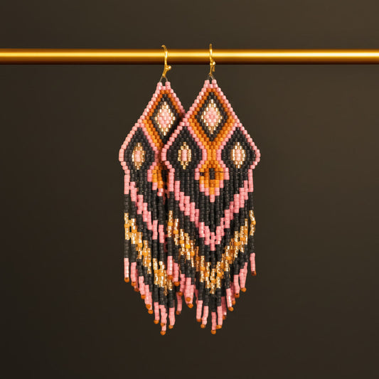 Handgefertigte Statement-Ohrringe mit geometrischem Perlenmuster aus japanischen Miyuki Delica Perlen in Schwarz, Rosa, Braun und Weiß sowie langen Perlenfransen vom Edelatelier