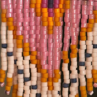 Nahaufnahme der fließenden Perlenfransen des Modells Rosato Flair. Die Makro-Ansicht zeigt die feine Textur der handgereihten Miyuki Delica Perlen und verdeutlicht die authentische, ehrliche Handarbeit von EDELATELIER.