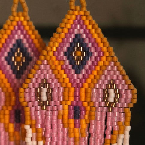 Detaillierte Makroaufnahme des handgewebten Rautenmusters der Ohrringe Rosato Flair von EDELATELIER. Das präzise geometrische Design aus Miyuki-Perlen kombiniert zarte Pastelltöne mit edlen Goldakzenten.