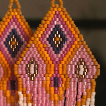 Detaillierte Makroaufnahme des handgewebten Rautenmusters der Ohrringe Rosato Flair von EDELATELIER. Das präzise geometrische Design aus Miyuki-Perlen kombiniert zarte Pastelltöne mit edlen Goldakzenten.