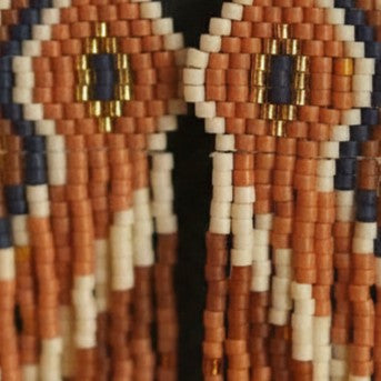 Detaillierte Makroaufnahme des handgewebten Rautenmusters der Ohrringe Sandy Mirage von EDELATELIER. Die präzise Anordnung der Miyuki-Perlen zeigt ein symmetrisches, geometrisches Design in Naturfarben mit feinen Golddetails.