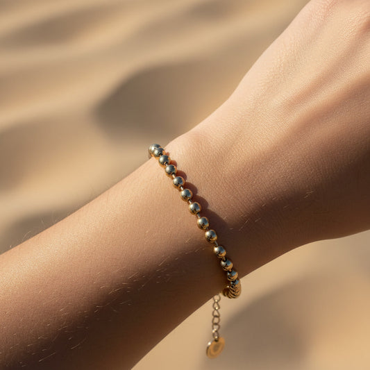 Sfera Kugelarmband aus vergoldetem Edelstahl am Handgelenk getragen – filigranes Everyday Piece mit 5 mm Kugeln.