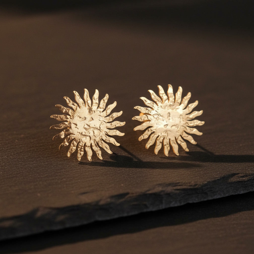 Solina Sonnenohrringe in Gold mit gehämmerter Oberfläche aus Edelstahl.