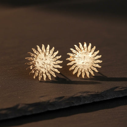 Solina Sonnenohrringe in Gold mit gehämmerter Oberfläche aus Edelstahl.