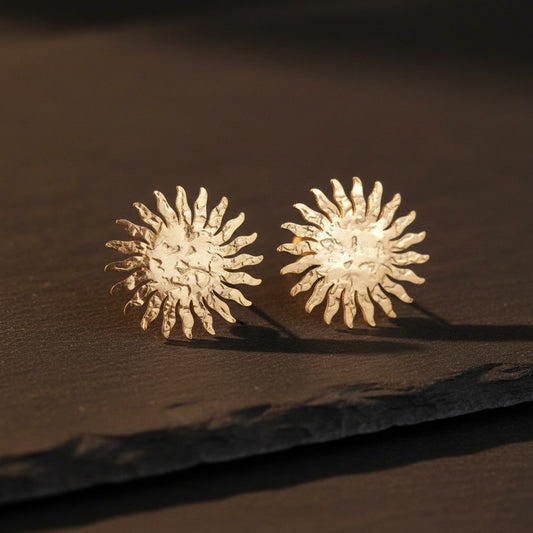 Solina Sonnenohrringe in Gold mit gehämmerter Oberfläche aus Edelstahl.