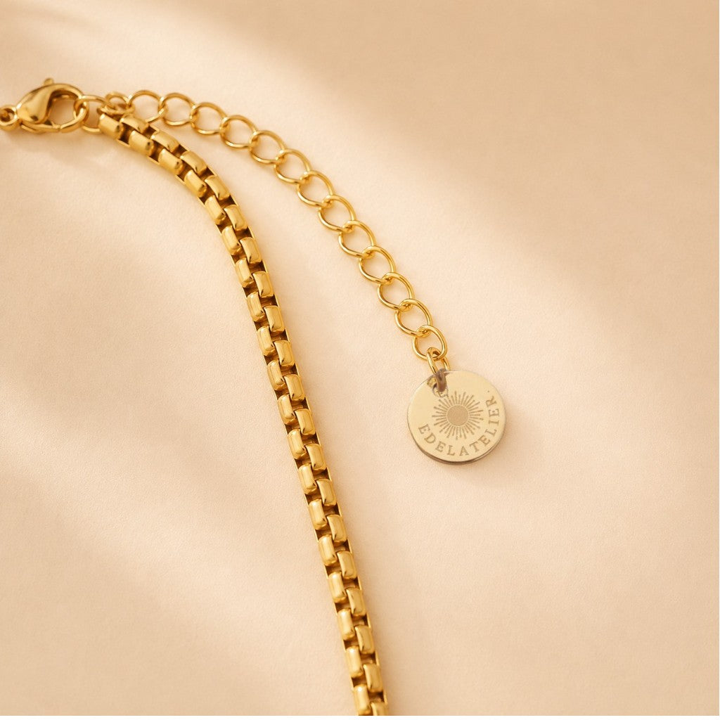 Detailaufnahme der goldfarbenen Venezia Halskette mit feiner Gliederstruktur.