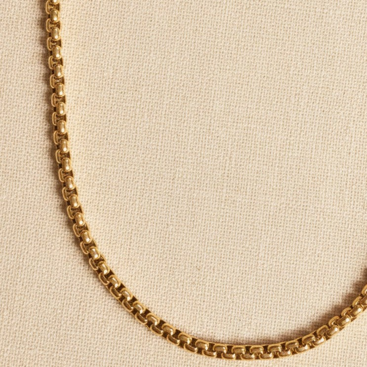 Detailaufnahme der Venezia-Halskette aus 18 Karat vergoldetem Edelstahl mit eckiger venezianischer Kettenstruktur.